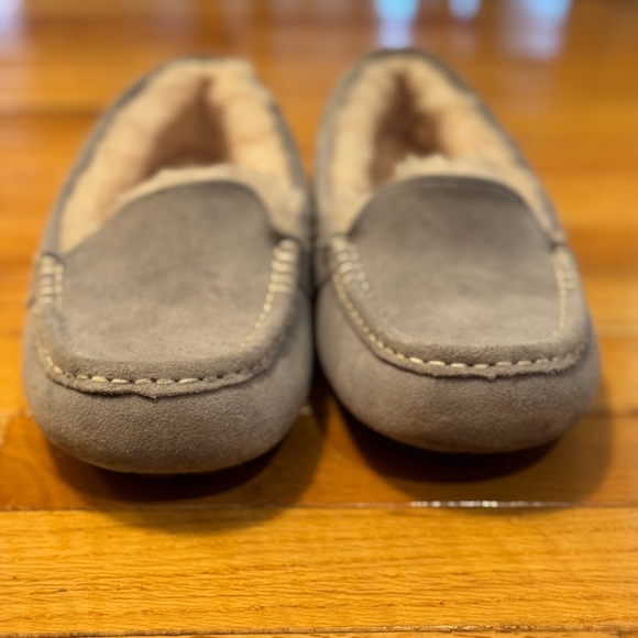 UGG Gray Shearling Lined Moccasins. Size 7, U.S. Like new. Very lightly used - Picture 3 of 4